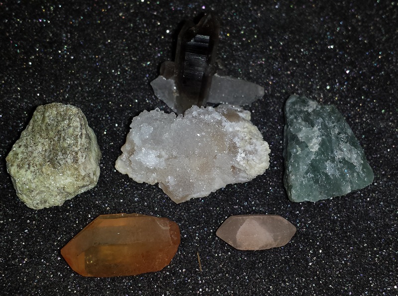 6 pieces. Quartz, Calcite and Eastonite