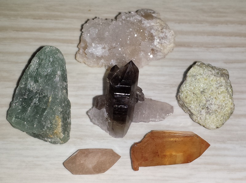 6 pieces. Quartz, Calcite and Eastonite