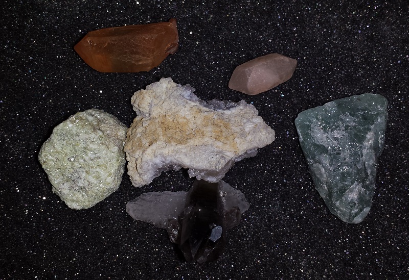 6 pieces. Quartz, Calcite and Eastonite