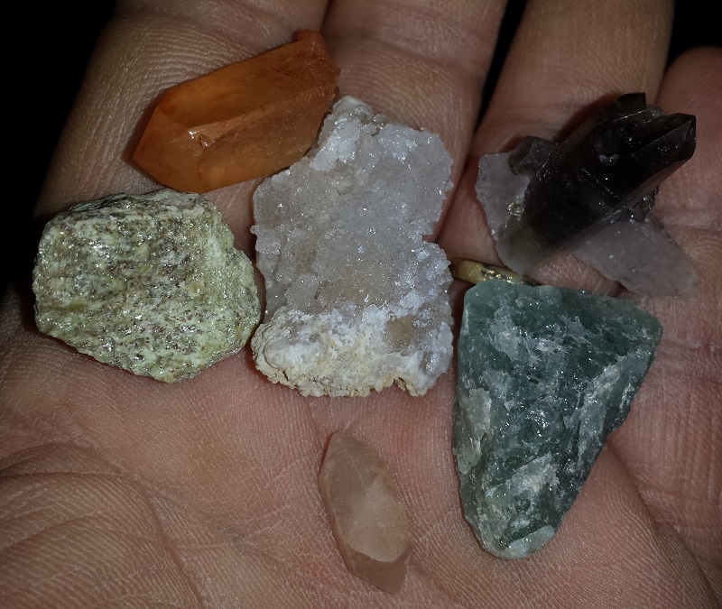 6 pieces. Quartz, Calcite and Eastonite